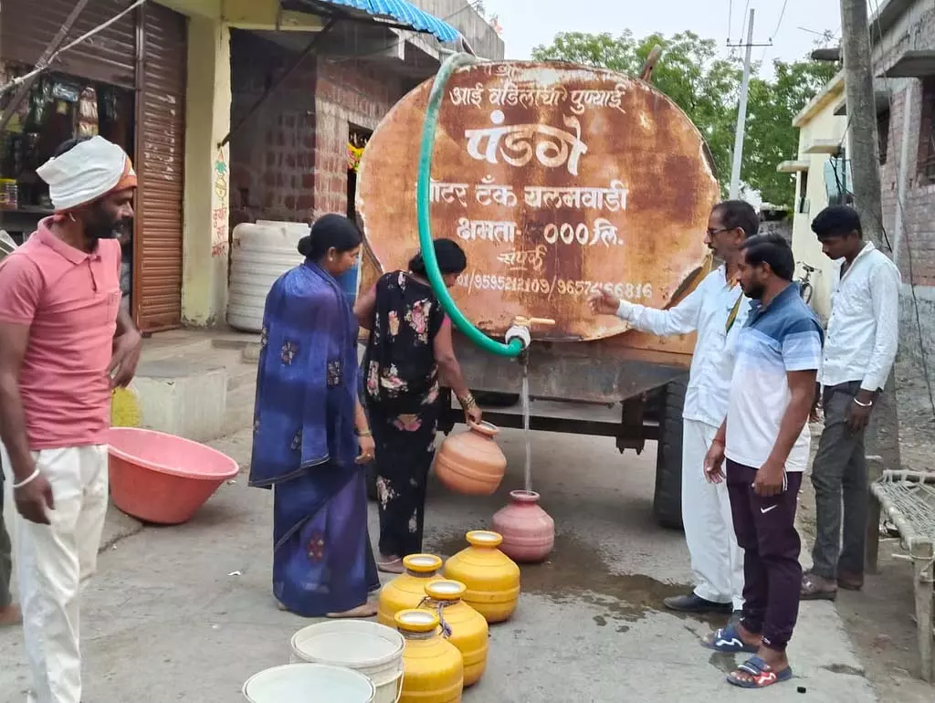 सूख चुका जल स्रोत: टैंकर का पानी ही एकमात्र उपाय सूख चुका जल स्रोत: टैंकर का पानी ही एकमात्र उपाय