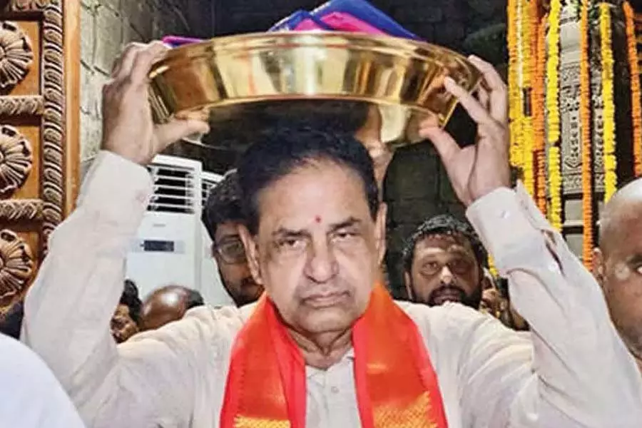 टीटीडी चेयरमैन ने सिंहाचलम अप्पन्ना को पट्टू वस्त्रम किया भेंट टीटीडी चेयरमैन ने सिंहाचलम अप्पन्ना को पट्टू वस्त्रम किया भेंट