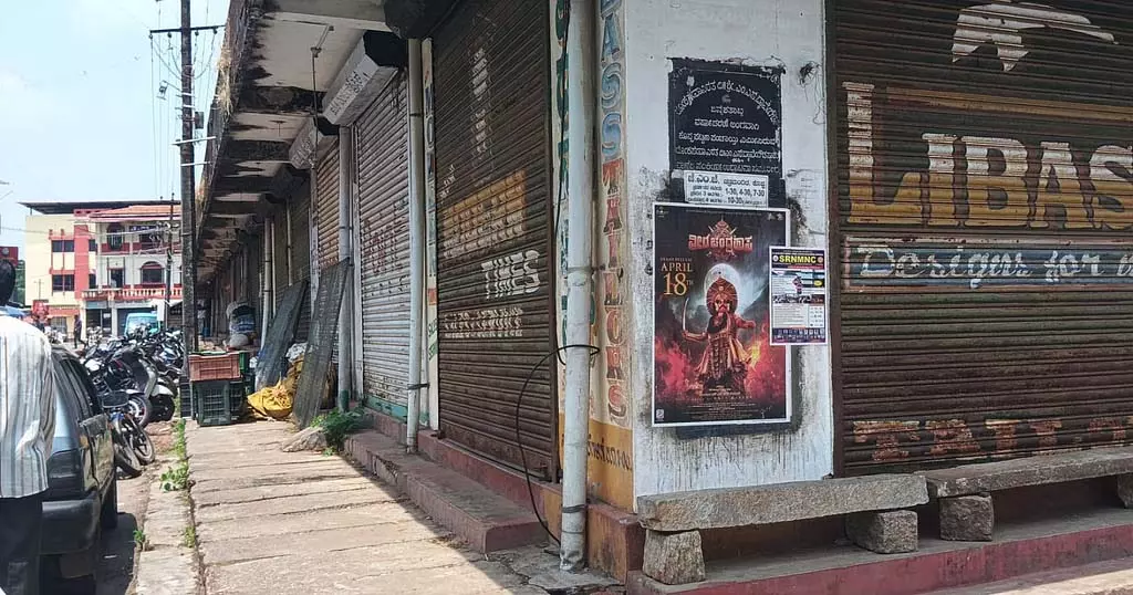 नगर पंचायत की उपेक्षा: दशकों से खंडहर में पड़ी है दुकान नगर पंचायत की उपेक्षा: दशकों से खंडहर में पड़ी है दुकान