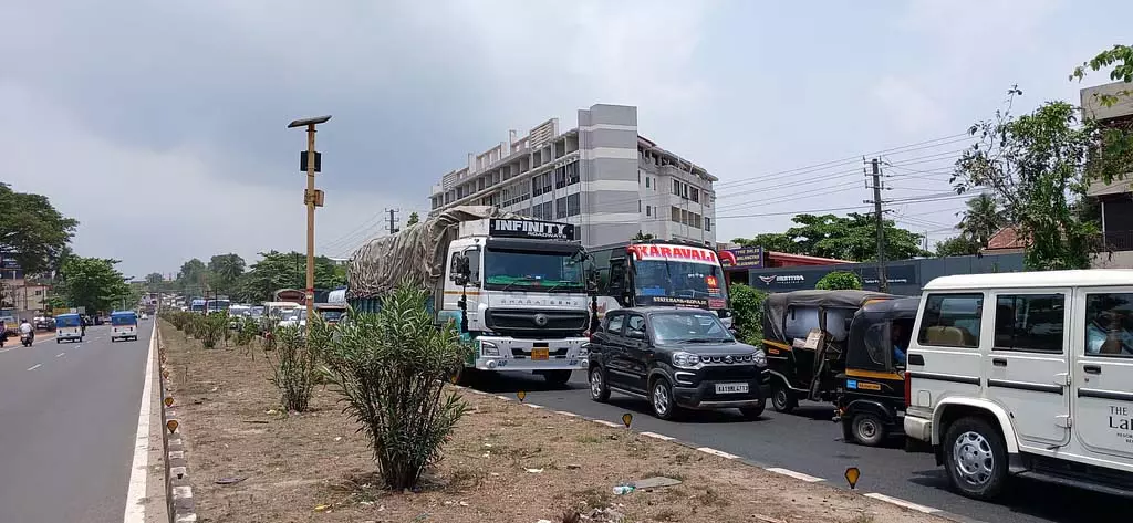 वर्षा जल निकासी की कोई उचित व्यवस्था नहीं: निवासियों की दुर्दशा वर्षा जल निकासी की कोई उचित व्यवस्था नहीं: निवासियों की दुर्दशा