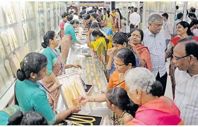 Akshaya Tritiya : सोने की बिक्री रु. 12,000 करोड़ Akshaya Tritiya : सोने की बिक्री रु. 12,000 करोड़