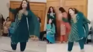फैमिली फंक्शन में ठुमके लगा रही लड़की औंधे मुंह गिरी, देख Video फैमिली फंक्शन में ठुमके लगा रही लड़की औंधे मुंह गिरी, देख Video