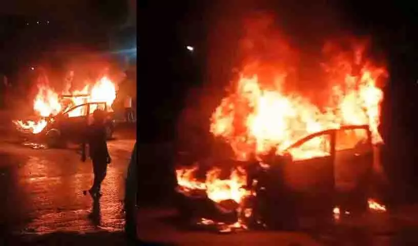 Hyderabad में चलती कार में आग लगने से ड्राइवर बाल-बाल बचा Hyderabad में चलती कार में आग लगने से ड्राइवर बाल-बाल बचा