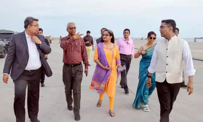 खुले हुए कंटेनर को हटाने में सफलता मिली; रेल और सड़क सम्पर्क का इंतजार खुले हुए कंटेनर को हटाने में सफलता मिली; रेल और सड़क सम्पर्क का इंतजार