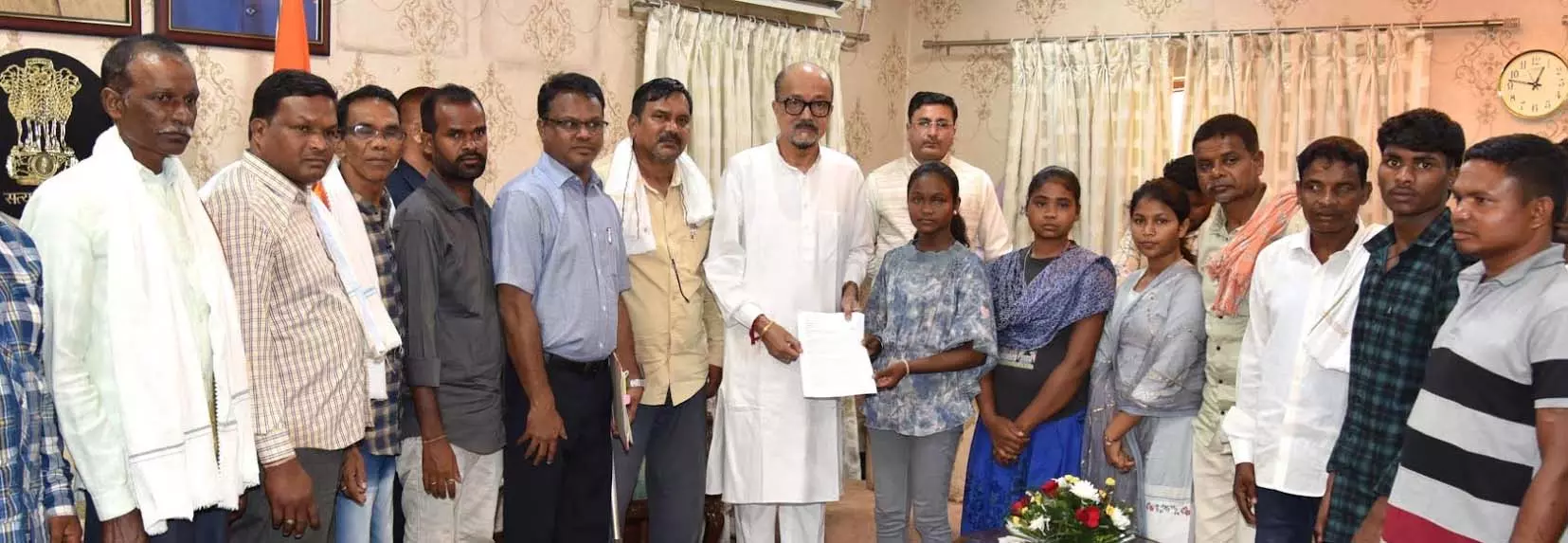 राज्यपाल डेका से मिले नक्सली हिंसा से पीड़ित बस्तर के ग्रामीण राज्यपाल डेका से मिले नक्सली हिंसा से पीड़ित बस्तर के ग्रामीण