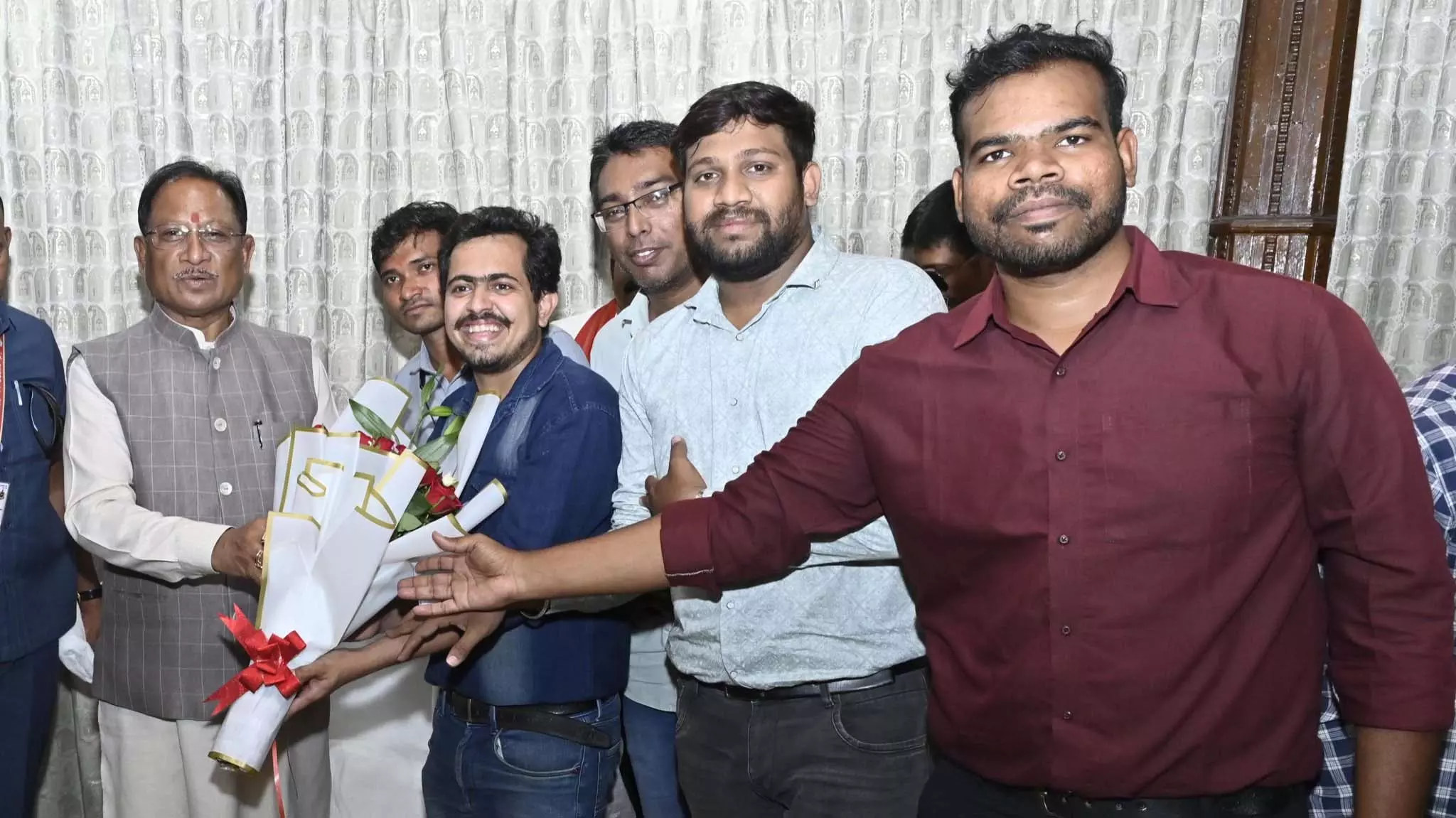 CM विष्णुदेव साय का सहायक शिक्षकों ने जताया आभार CM विष्णुदेव साय का सहायक शिक्षकों ने जताया आभार