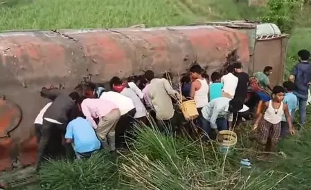 LIVE वीडियो, तेल लूट ले गए ग्रामीण LIVE वीडियो, तेल लूट ले गए ग्रामीण