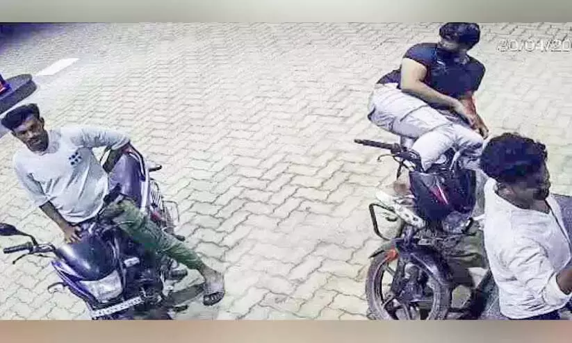 कायमकुलम में पेट्रोल पंप पर हमला; दो कर्मचारी घायल कायमकुलम में पेट्रोल पंप पर हमला; दो कर्मचारी घायल