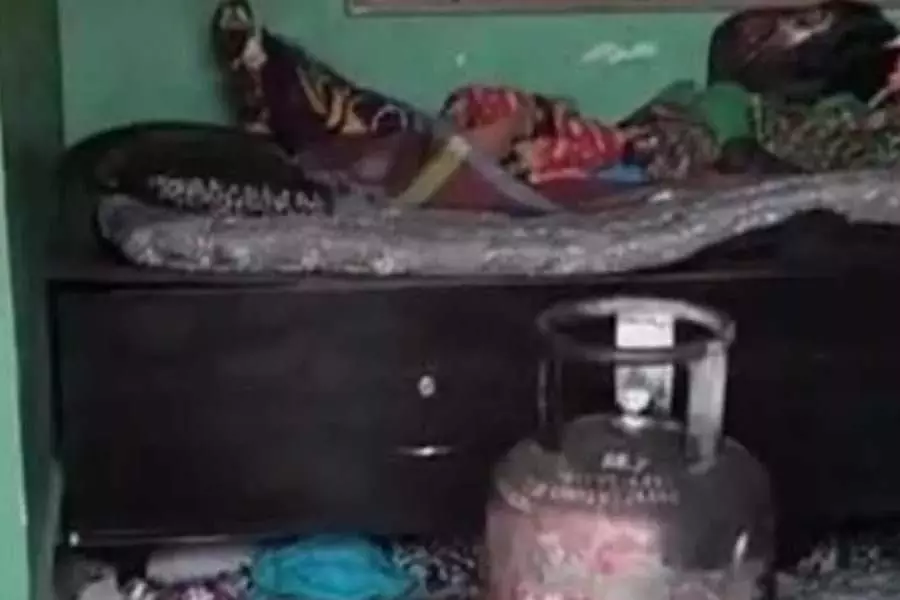 कर्नाटक में एलपीजी सिलेंडर लीक होने से लगी आग: दो की मौत, चार गंभीर रूप से घायल कर्नाटक में एलपीजी सिलेंडर लीक होने से लगी आग: दो की मौत, चार गंभीर रूप से घायल