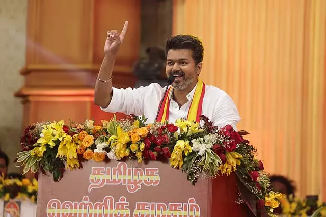 विजय का थावेका स्वयंसेवकों को कठोर आदेश! विजय का थावेका स्वयंसेवकों को कठोर आदेश!