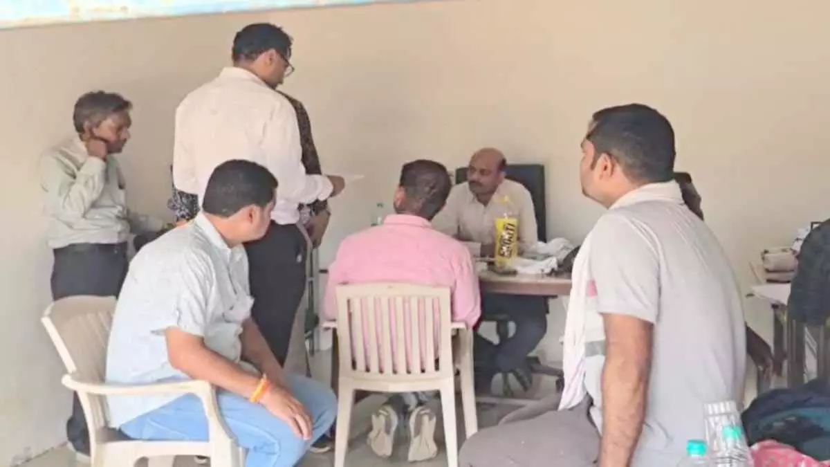 20 हजार रिश्वत रकम के साथ पटवारी अरेस्ट 20 हजार रिश्वत रकम के साथ पटवारी अरेस्ट