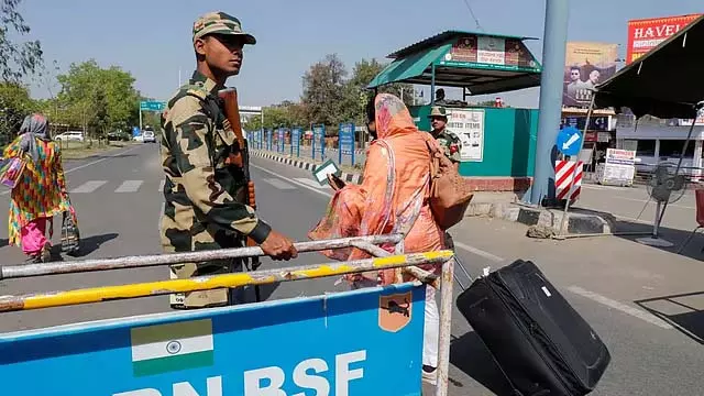 बड़ी आतंकी साजिश नाकाम; भारी मात्रा में हथियार और गोलाबारूद बरामद बड़ी आतंकी साजिश नाकाम; भारी मात्रा में हथियार और गोलाबारूद बरामद