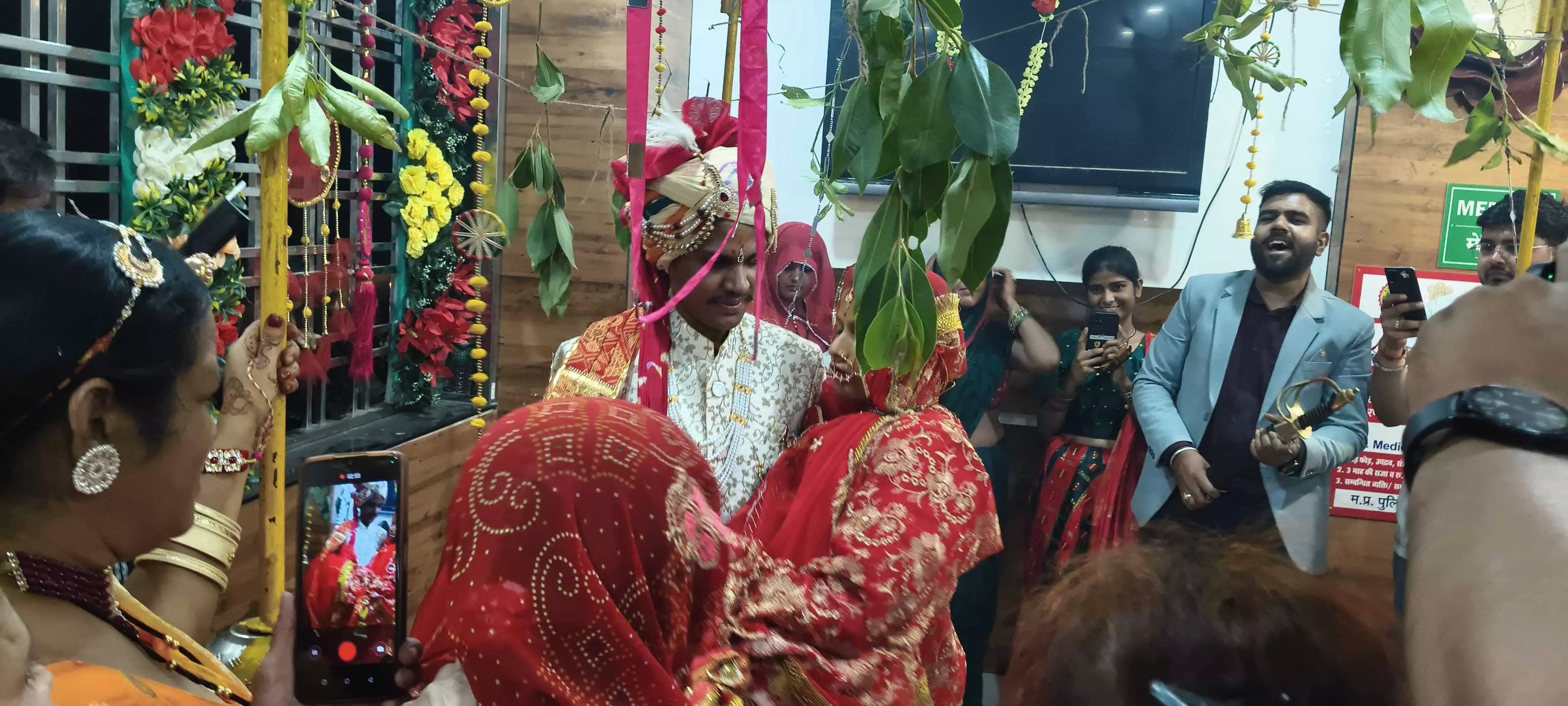 अनोखी शादी हुई, दुल्हन की तबीयत खराब होने पर दूल्हा बैंड-बाजे के साथ अस्पताल पहुंचा अनोखी शादी हुई, दुल्हन की तबीयत खराब होने पर दूल्हा बैंड-बाजे के साथ अस्पताल पहुंचा