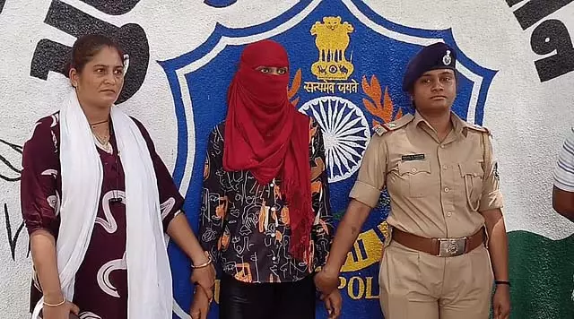 Surat : छात्र का अपहरण करने वाला शिक्षक 4 दिन की तलाश के बाद गिरफ्तार Surat : छात्र का अपहरण करने वाला शिक्षक 4 दिन की तलाश के बाद गिरफ्तार