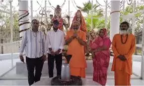 Ghaziabad: डासना मंदिर पहुंचे कन्हैयालाल के परिवार के सदस्य Ghaziabad: डासना मंदिर पहुंचे कन्हैयालाल के परिवार के सदस्य