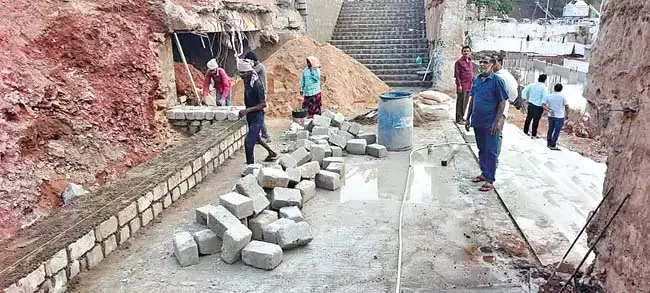 Simhachalam : दीवार के निर्माण में घोर लापरवाही Simhachalam : दीवार के निर्माण में घोर लापरवाही