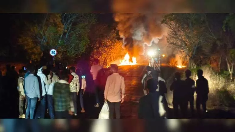आग की चपेट में आई कार, अंदर थे दूल्हा-दुल्हन, फिर... आग की चपेट में आई कार, अंदर थे दूल्हा-दुल्हन, फिर...