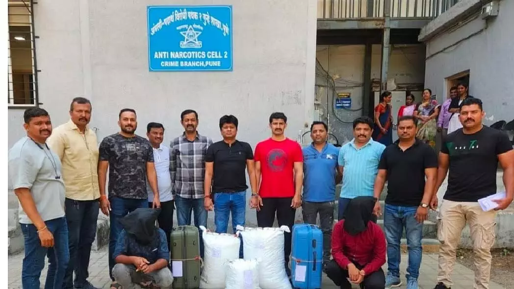 पुणे रेलवे स्टेशन पर ₹13 लाख से अधिक के 64 किलोग्राम गांजा के साथ चार गिरफ्तार पुणे रेलवे स्टेशन पर ₹13 लाख से अधिक के 64 किलोग्राम गांजा के साथ चार गिरफ्तार
