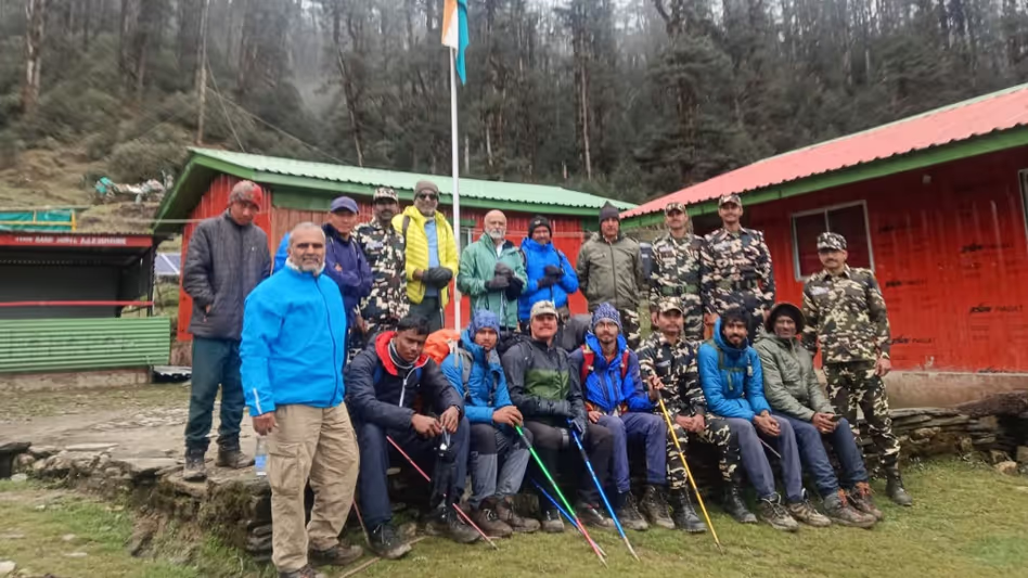 बर्फबारी के बीच Sikkim के नयापाताल में फंसे पर्यटकों को एसएसबी ने बचाया बर्फबारी के बीच Sikkim के नयापाताल में फंसे पर्यटकों को एसएसबी ने बचाया
