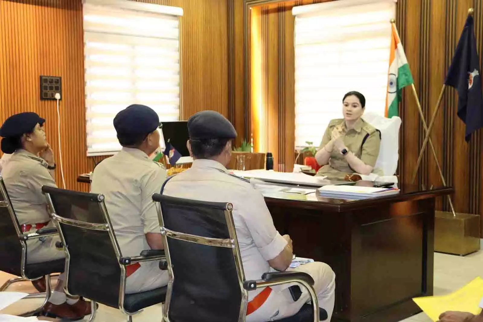 SP अंकिता शर्मा ने ली पुलिस अफसरों की बैठक, दिए कई अहम निर्देश SP अंकिता शर्मा ने ली पुलिस अफसरों की बैठक, दिए कई अहम निर्देश