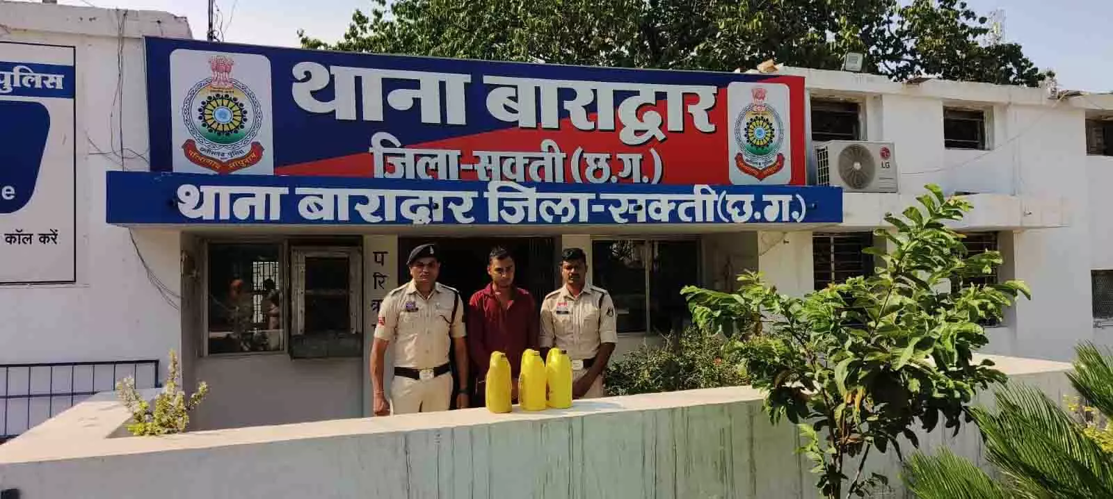CG: 15 लीटर अवैध कच्ची शराब के साथ आरोपी गिरफ्तार CG: 15 लीटर अवैध कच्ची शराब के साथ आरोपी गिरफ्तार