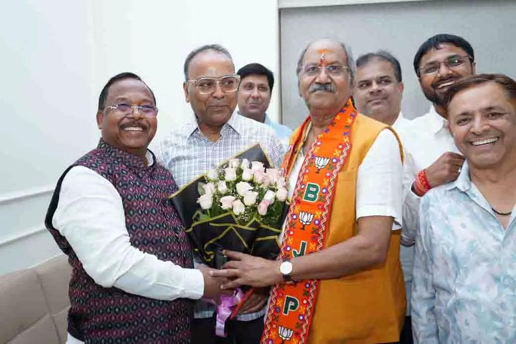 मंत्री राम विचार नेताम ने सांसद बृजमोहन अग्रवाल को जन्मदिवस पर दी शुभकामनाएं मंत्री राम विचार नेताम ने सांसद बृजमोहन अग्रवाल को जन्मदिवस पर दी शुभकामनाएं