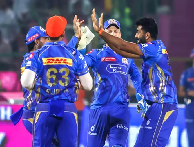IPL 2025: कर्ण और बोल्ट की तिकड़ी ने दिलाई एमआई को लगातार छठी जीत IPL 2025: कर्ण और बोल्ट की तिकड़ी ने दिलाई एमआई को लगातार छठी जीत