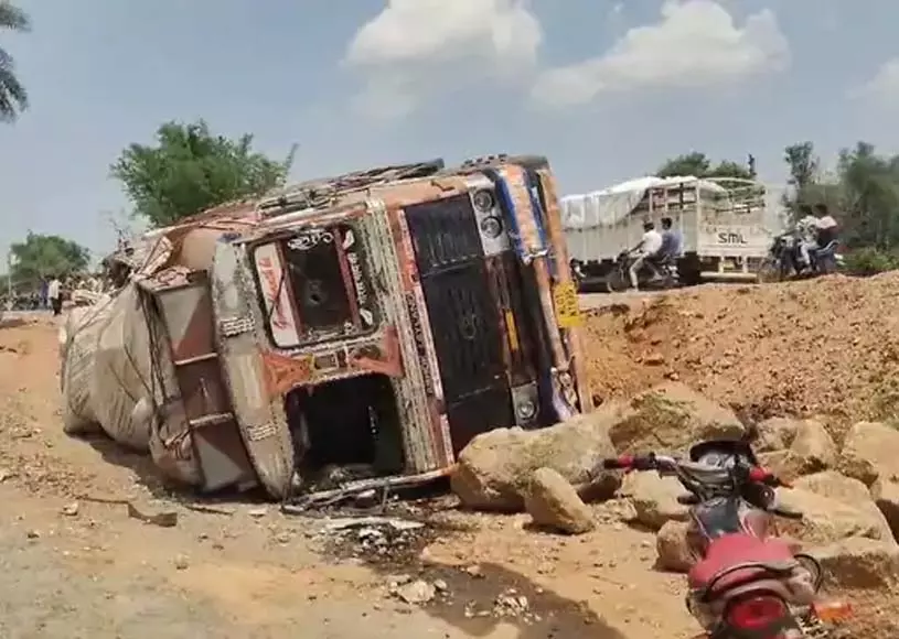 CG: ट्रक की चपेट में आने से बाइक सवार की मौत CG: ट्रक की चपेट में आने से बाइक सवार की मौत