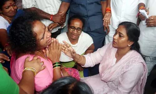 AP: बारिश और बस देरी से सिंहाचलम के श्रद्धालु परेशान AP: बारिश और बस देरी से सिंहाचलम के श्रद्धालु परेशान