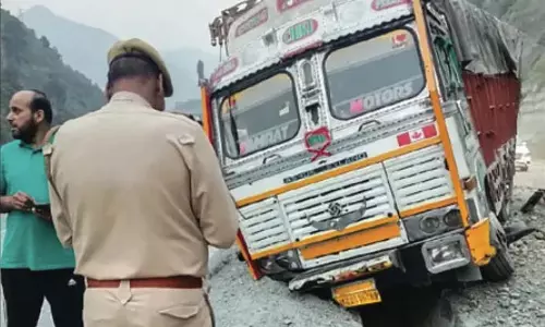 Jammu: चंद्रकोट सड़क दुर्घटना में नाबालिग की मौत Jammu: चंद्रकोट सड़क दुर्घटना में नाबालिग की मौत