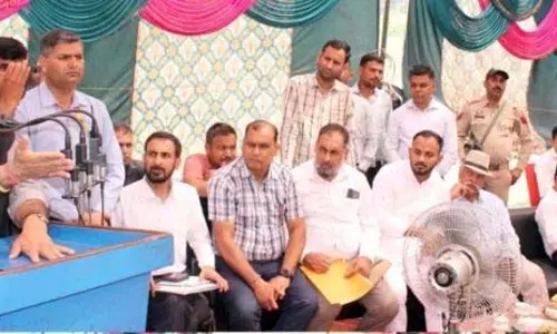 Jammu: उपमुख्यमंत्री ने नौशेरा में जनसंपर्क शिविर आयोजित किया Jammu: उपमुख्यमंत्री ने नौशेरा में जनसंपर्क शिविर आयोजित किया