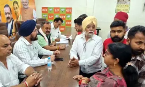 Jammu: डॉ. नरिंदर रंधावा ने सुनी जनता की शिकायतें Jammu: डॉ. नरिंदर रंधावा ने सुनी जनता की शिकायतें