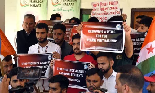 NSUI ने हिंसा का सामना कर रहे कश्मीरी छात्रों के लिए एकजुटता मार्च निकाला NSUI ने हिंसा का सामना कर रहे कश्मीरी छात्रों के लिए एकजुटता मार्च निकाला