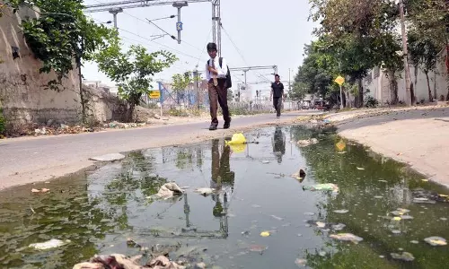 ओवरफ्लो हो रहा सीवेज और दूषित पानी Chhaherta निवासियों के लिए अभिशाप ओवरफ्लो हो रहा सीवेज और दूषित पानी Chhaherta निवासियों के लिए अभिशाप