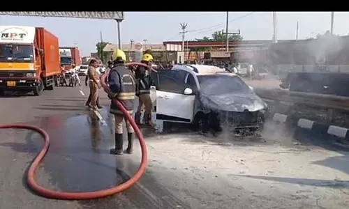 सड़क पर कार में लगी आग: 3 लोग बच गए