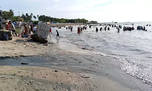 आग से गर्म होने के बाद सीवेज का पानी समुद्र में बहता आग से गर्म होने के बाद सीवेज का पानी समुद्र में बहता