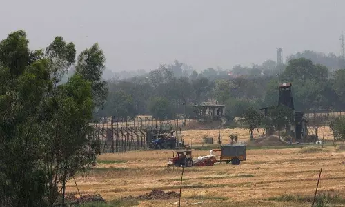 पाकिस्तान ने J&K के चार जिलों में नियंत्रण रेखा और अंतरराष्ट्रीय सीमा पर बिना उकसावे के गोलीबारी की पाकिस्तान ने J&K के चार जिलों में नियंत्रण रेखा और अंतरराष्ट्रीय सीमा पर बिना उकसावे के गोलीबारी की