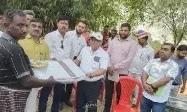 Ballia: अग्निकांड पीड़ितों के लिए राहत बनी रेड क्रॉस, फेफना में वितरित की गई आवश्यक सामग्री Ballia: अग्निकांड पीड़ितों के लिए राहत बनी रेड क्रॉस, फेफना में वितरित की गई आवश्यक सामग्री