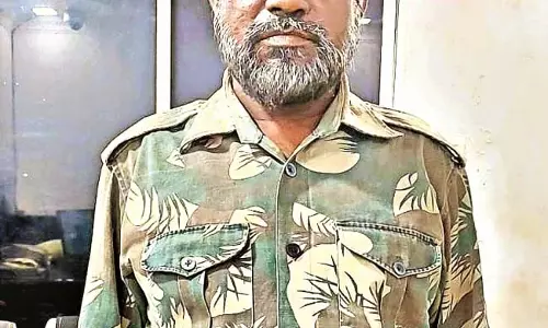 Odisha : सेना की वर्दी फर्जी पहचान पत्र के साथ एक गिरफ्तार Odisha : सेना की वर्दी फर्जी पहचान पत्र के साथ एक गिरफ्तार