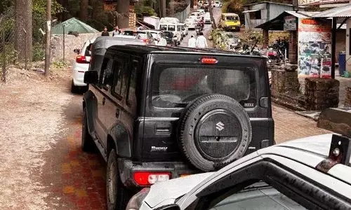 परियोजना में रुकावट के कारण Manali में यातायात की समस्या और बढ़ गई परियोजना में रुकावट के कारण Manali में यातायात की समस्या और बढ़ गई
