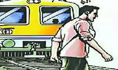 Rampur: चलती ट्रेन से गिरने से युवक की मौत, परिवार में पसरा मातम Rampur: चलती ट्रेन से गिरने से युवक की मौत, परिवार में पसरा मातम