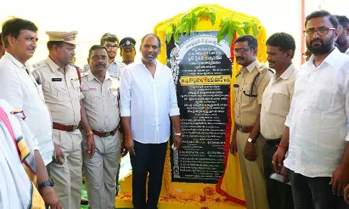 ऊर्जा मंत्री गोट्टीपति ने Andhra के अडांकी में दो सबस्टेशनों की आधारशिला रखी ऊर्जा मंत्री गोट्टीपति ने Andhra के अडांकी में दो सबस्टेशनों की आधारशिला रखी