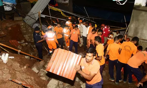 AP: सिंहाचलम मंदिर हादसे से लोगों में आक्रोश AP: सिंहाचलम मंदिर हादसे से लोगों में आक्रोश