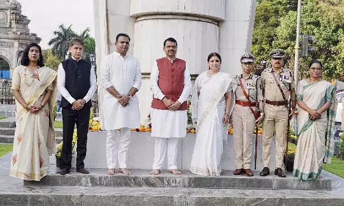 CM ने 65वें राज्य स्थापना दिवस पर संयुक्त महाराष्ट्र आंदोलन के शहीदों को श्रद्धांजलि दी