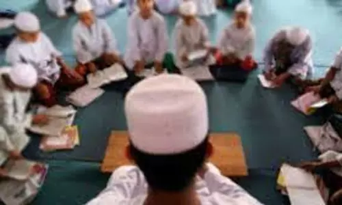 Bahraich: कब्रिस्तान की जमीन पर संचालित मदरसा सील Bahraich: कब्रिस्तान की जमीन पर संचालित मदरसा सील