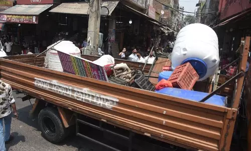 Police, MC ने फील्ड गंज में अतिक्रमण विरोधी अभियान चलाया Police, MC ने फील्ड गंज में अतिक्रमण विरोधी अभियान चलाया