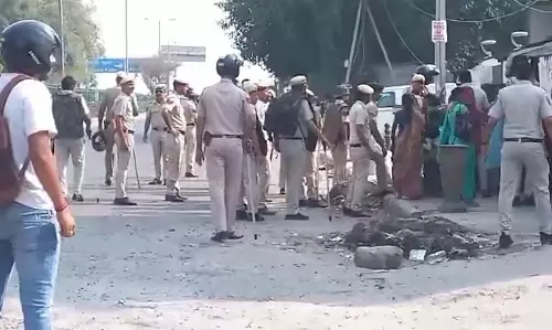 Delhi में पुलिस वाहन से ‘कूदने’ के बाद 19 वर्षीय युवक की मौत Delhi में पुलिस वाहन से ‘कूदने’ के बाद 19 वर्षीय युवक की मौत