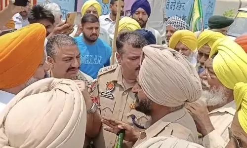 किसानों ने MLA ग्यासपुरा का घेराव कर सरकार के खिलाफ नारेबाजी की किसानों ने MLA ग्यासपुरा का घेराव कर सरकार के खिलाफ नारेबाजी की