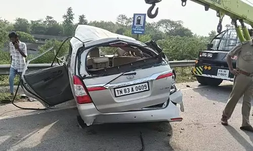 चित्रदुर्ग में कार के डिवाइडर से टकराने से तमिलनाडु के तीन लोगों की मौत
