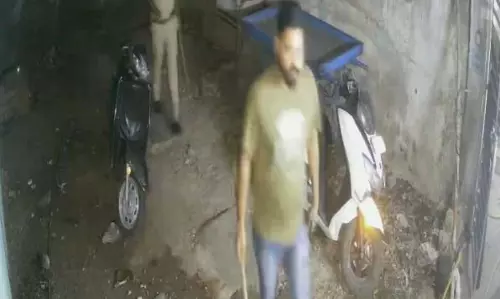 पैर-हाथ टूटते तक पीटा, टिकरापारा पुलिस पर आरोप पैर-हाथ टूटते तक पीटा, टिकरापारा पुलिस पर आरोप